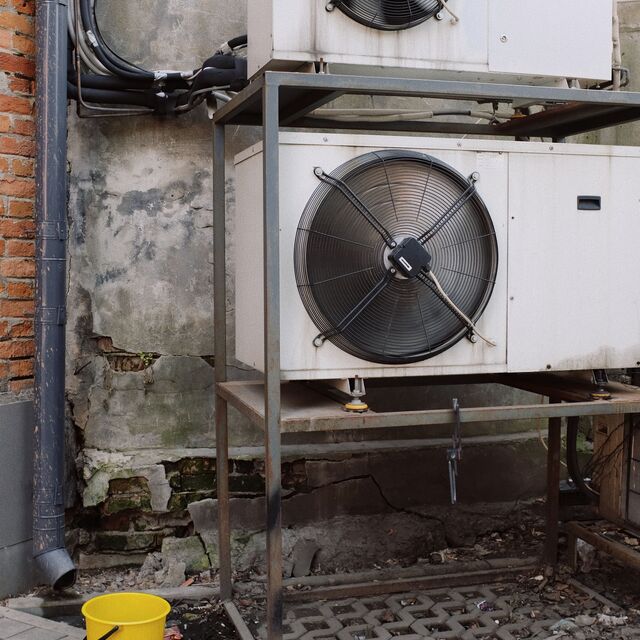 Buitenunit van de warmtepomp op zijn frame