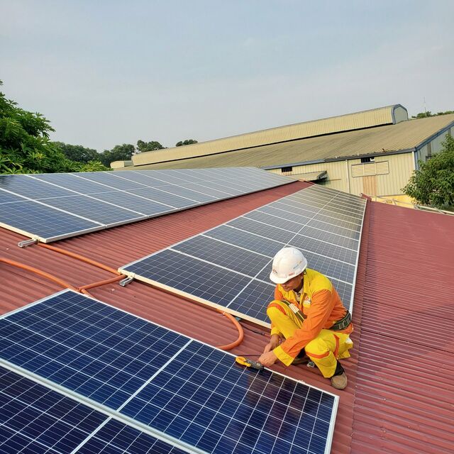 Zonnepanelen op het dak, gecontroleerd door de installateur